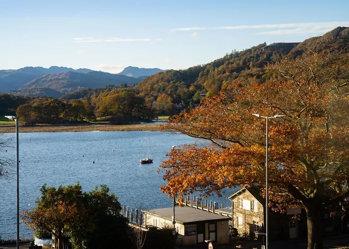 Brand New - Contemporary - 2 Bedroom - 2 Bathroom - Spacious Apartment - Lake Views