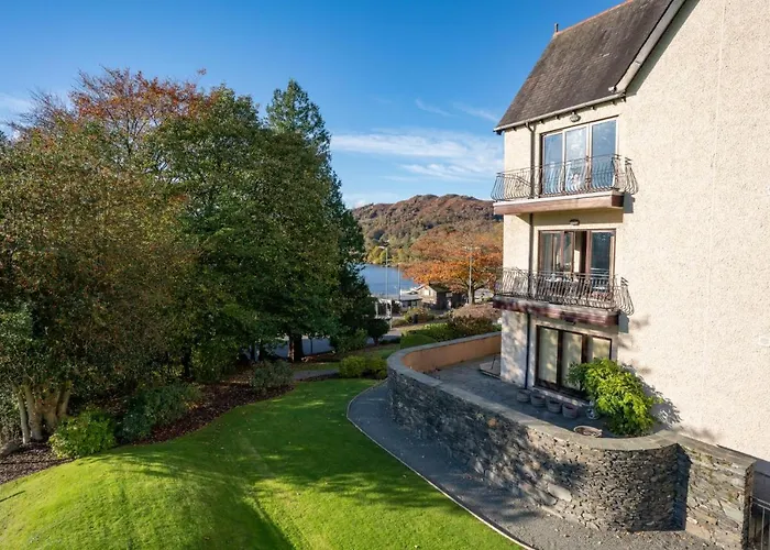 Brand New - Contemporary - 2 Bedroom - 2 Bathroom - Spacious Apartment - Lake Views