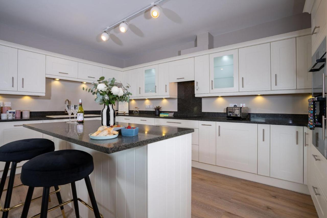Brand New - Contemporary - 2 Bedroom - 2 Bathroom - Spacious - Views * Ambleside