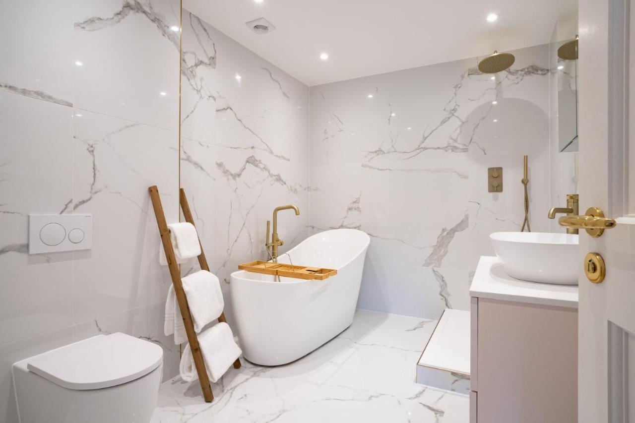 Brand New - Contemporary - 2 Bedroom - 2 Bathroom - Spacious - Views Ambleside