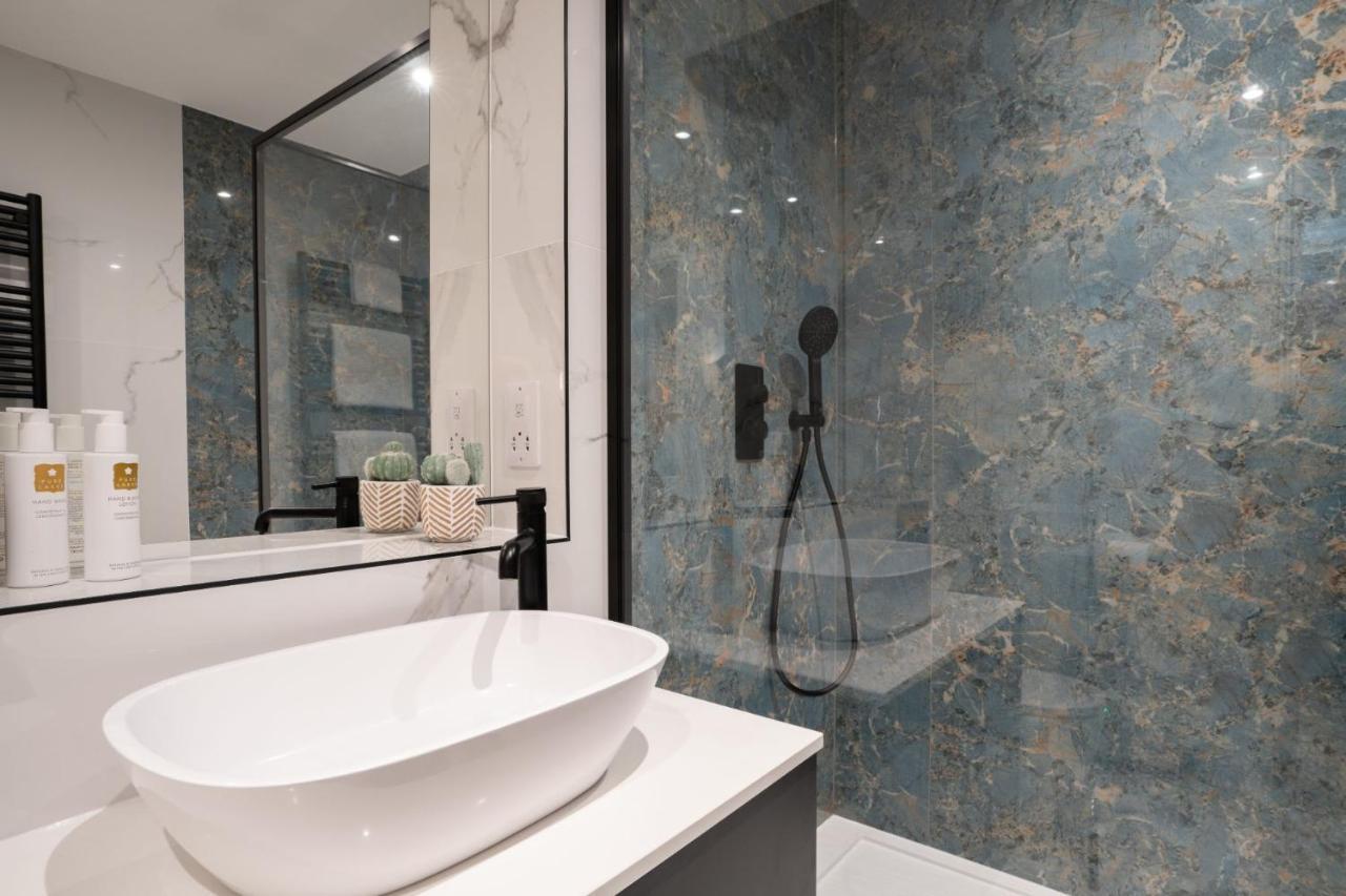 Brand New - Contemporary - 2 Bedroom - 2 Bathroom - Spacious - Views Apartment Ambleside